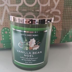 Bath & Body Works Vanilla Bean Noel Green Candle/Single wick